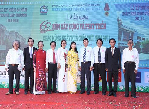 Cô Dung (thứ 3, trái sang) trong lễ kỷ niệm thành lập Trường Bùi Thị Xuân (ảnh nhân vật cung cấp) Cô Dung (thứ 3, trái sang) trong lễ kỷ niệm thành lập Trường Bùi Thị Xuân (ảnh nhân vật cung cấp)