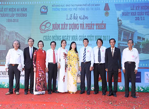 Cô Dung (thứ 3, trái sang) trong lễ kỷ niệm thành lập Trường Bùi Thị Xuân (ảnh nhân vật cung cấp)