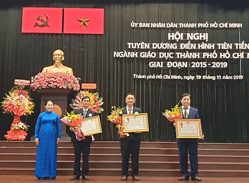 3 cá nhân xuất sắc của ngành giáo dục Thành phố Hồ Chí Minh đón nhận Huân chương lao động hạng 3 (ảnh: P.L) 3 cá nhân xuất sắc của ngành giáo dục Thành phố Hồ Chí Minh đón nhận Huân chương lao động hạng 3 (ảnh: P.L)
