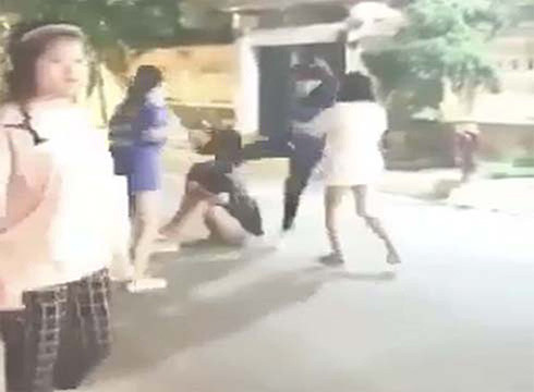 Một vụ các nữ sinh ở Thành phố Hồ Chí Minh ẩu đả với nhau bên ngoài trường học (ảnh cắt từ video clip)