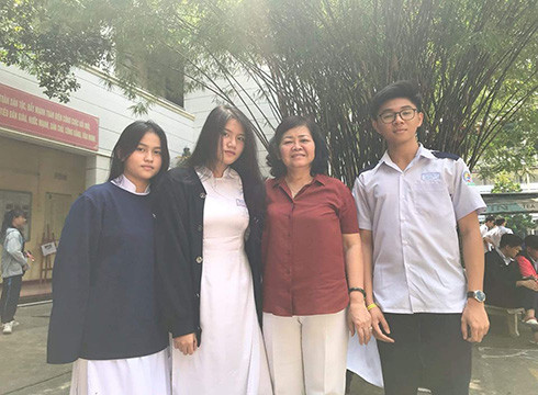 Cô Trị Tổng giám thị và những học sinh thân thương của Trường Bùi Thị Xuân, quận 1 (Ảnh: P.L) Cô Trị Tổng giám thị và những học sinh thân thương của Trường Bùi Thị Xuân, quận 1 (Ảnh: P.L)