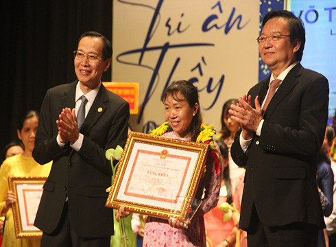 Ông Lê Thanh Liêm (trái) trao giải thưởng Võ Trường Toản cho các cá nhân xuất sắc của ngành giáo dục (ảnh: P.L) Ông Lê Thanh Liêm (trái) trao giải thưởng Võ Trường Toản cho các cá nhân xuất sắc của ngành giáo dục (ảnh: P.L)