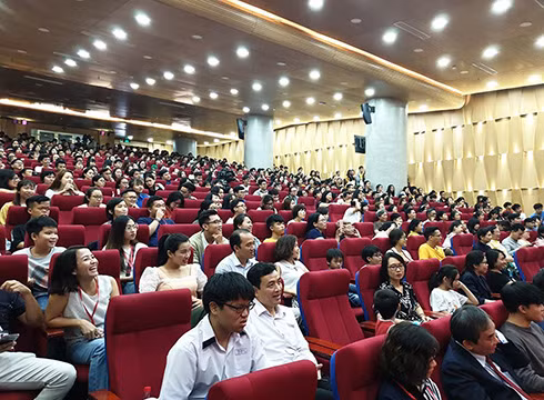 Học sinh, sinh viên Thành phố Hồ Chí Minh hào hứng giao lưu với các Siêu trí tuệ Việt Nam (ảnh: P.L) Học sinh, sinh viên Thành phố Hồ Chí Minh hào hứng giao lưu với các Siêu trí tuệ Việt Nam (ảnh: P.L)