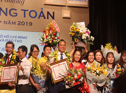 Các cá nhân đạt giải thưởng Võ Trường Toản trong vòng tay của bạn bè, đồng nghiệp (ảnh: P.L) Các cá nhân đạt giải thưởng Võ Trường Toản trong vòng tay của bạn bè, đồng nghiệp (ảnh: P.L)