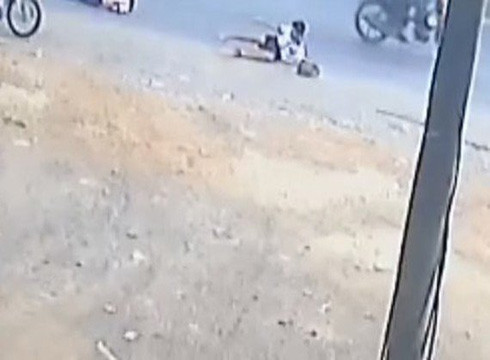 Học sinh bị rơi ra khỏi xe đưa rước trên Quốc lộ 1A, đoạn qua huyện Trảng Bom, tỉnh Đồng Nai (ảnh cắt từ videp clip) Học sinh bị rơi ra khỏi xe đưa rước trên Quốc lộ 1A, đoạn qua huyện Trảng Bom, tỉnh Đồng Nai (ảnh cắt từ videp clip)