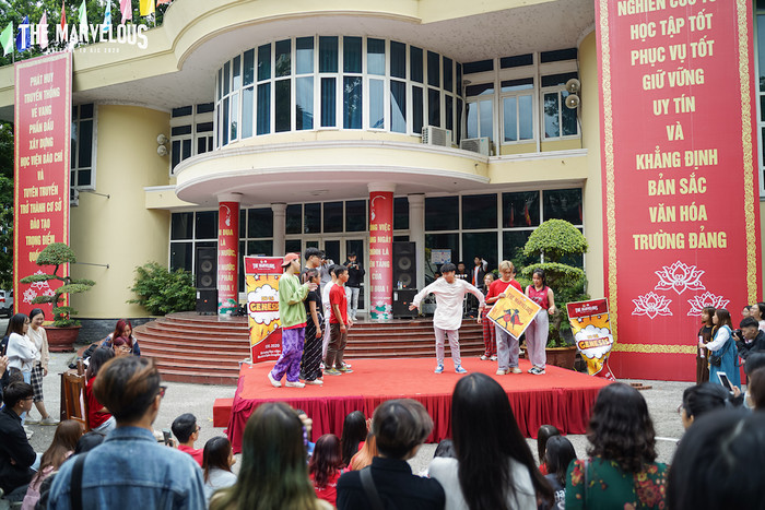 Những tiết mục văn nghệ hấp dẫn khiến các tân sinh viên không thể rời mắt. Những tiết mục văn nghệ hấp dẫn khiến các tân sinh viên không thể rời mắt.