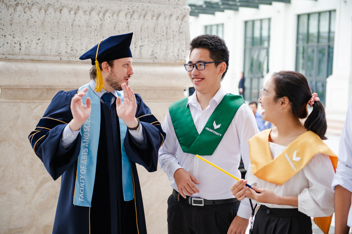 VinUni duy trì tỷ lệ giảng viên/sinh viên thấp, đảm bảo giờ tư vấn cá nhân của giảng viên cho sinh viên mỗi tuần, mỗi sinh viên đều có một cố vấn học tập trong suốt quá trình đào tạo. VinUni duy trì tỷ lệ giảng viên/sinh viên thấp, đảm bảo giờ tư vấn cá nhân của giảng viên cho sinh viên mỗi tuần, mỗi sinh viên đều có một cố vấn học tập trong suốt quá trình đào tạo.