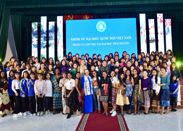 Đồng chí Tòng Thị Phóng, Ủy viên Bộ Chính trị, Phó Chủ tịch Thường trực Quốc hội và Đoàn công tác chụp ảnh lưu niệm cùng cán bộ, giảng viên, sinh viên Đại học Thái Nguyên.