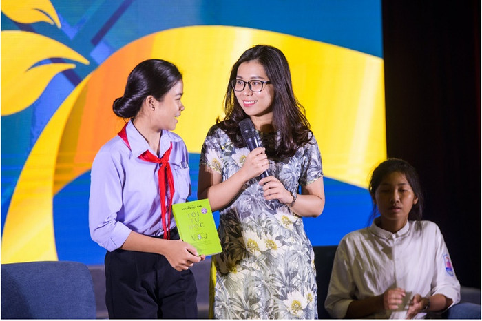 Các em học sinh sẽ được tiếp cận chương trình giáo dục cũng như đội ngũ giáo viên chất lượng cao của Vinschool qua hình thức học tập trực tuyến. Các em học sinh sẽ được tiếp cận chương trình giáo dục cũng như đội ngũ giáo viên chất lượng cao của Vinschool qua hình thức học tập trực tuyến.
