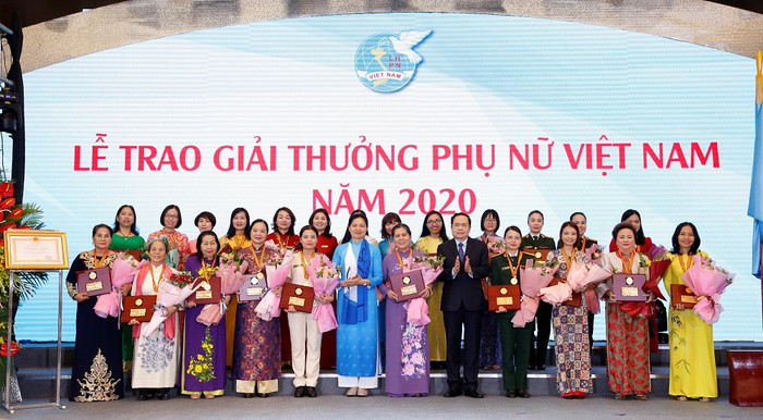 Các cá nhân và tập thể được vinh danh Giải thưởng Phụ nữ Việt Nam 2020.