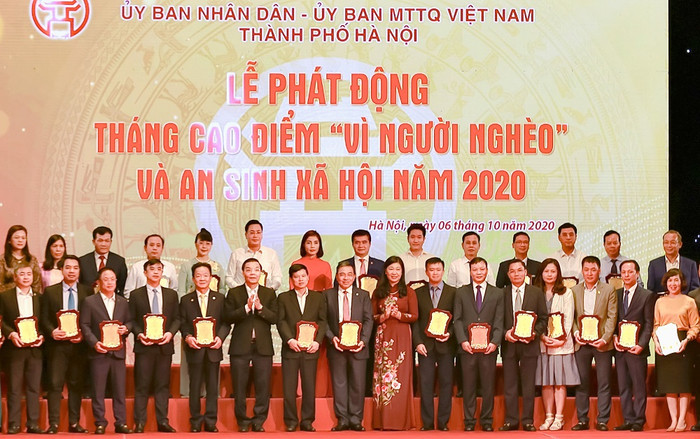 T&T Group và SHB chung tay ủng hộ 5 tỷ đồng vào Quỹ Vì người nghèo của Thành phố Hà Nội. T&T Group và SHB chung tay ủng hộ 5 tỷ đồng vào Quỹ Vì người nghèo của Thành phố Hà Nội.