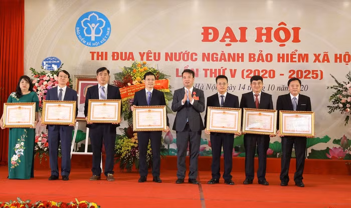 Ông Nguyễn Thế Mạnh - Tổng Giám đốc Bảo hiểm xã hội Việt Nam trao tặng Bằng khen của Thủ tướng Chính phủ cho 7 cá nhân của ngành Bảo hiểm xã hội Việt Nam.