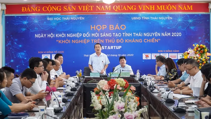 Giáo sư Phạm Hồng Quang – Tỉnh ủy viên, Bí thư Đảng ủy, Chủ tịch Hội đồng, Giám đốc Đại học Thái Nguyên phát biểu tại buổi họp báo.