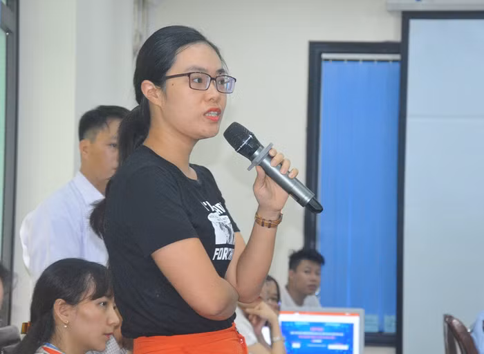 Nhà báo Phương Linh – Đài Phát thanh và Truyền hình tỉnh Thái Nguyên đặt câu hỏi với Ban Tổ chức chương trình.