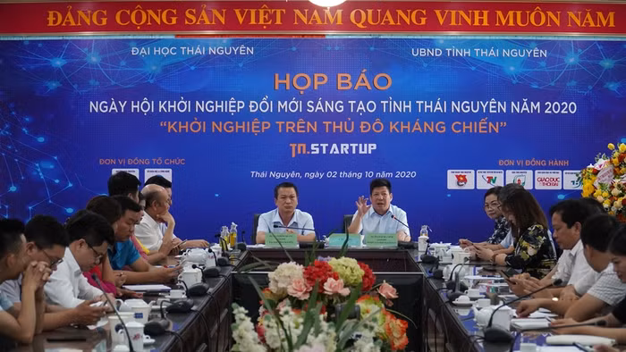 Tiến sĩ Phạm Quốc Chính – Giám đốc Sở Khoa học và Công nghệ tỉnh Thái Nguyên trả lời các câu hỏi của các cơ quan thông tấn, báo chí tại buổi họp báo.