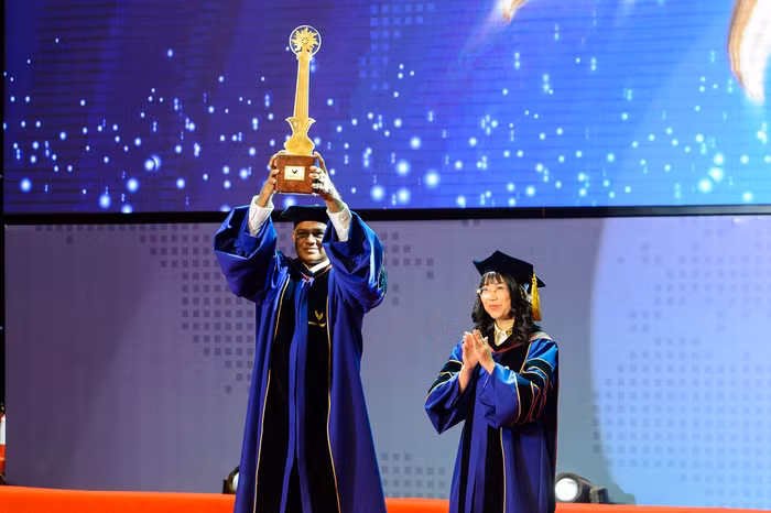 Sau bài phát biểu truyền cảm hứng, Tiến sĩ Lê Mai Lan, Phó Chủ tịch Tập đoàn Vingroup, Chủ tịch Hội đồng trường trao biểu tượng Mặt Trời – biểu trưng nguồn ánh sáng tri thức cho hiệu trưởng Rohit Verma.