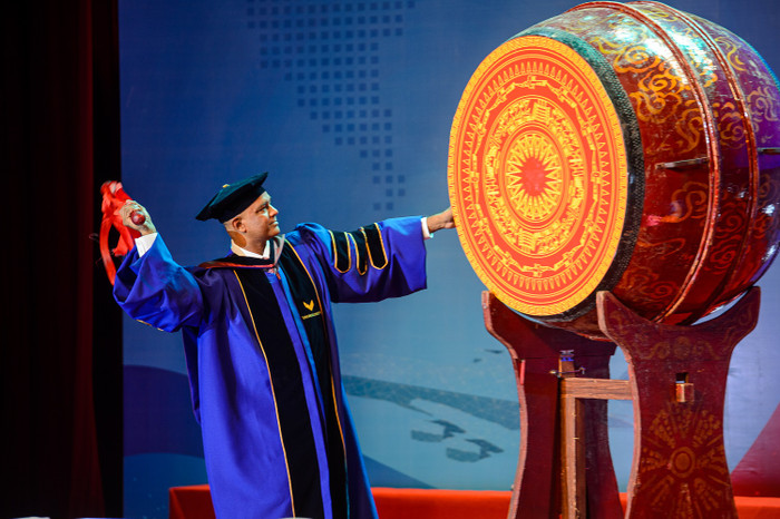 Giáo sư Rohit Verma đánh trống khai giảng năm học đầu tiên của trường Đại học VinUni. Giáo sư Rohit Verma đánh trống khai giảng năm học đầu tiên của trường Đại học VinUni.