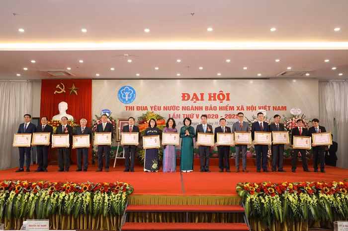 Phó Chủ tịch nước Đặng Thị Ngọc Thịnh trao tặng 17 Huân chương Lao động cho các tập thể, cá nhân của ngành Bảo hiểm xã hội.