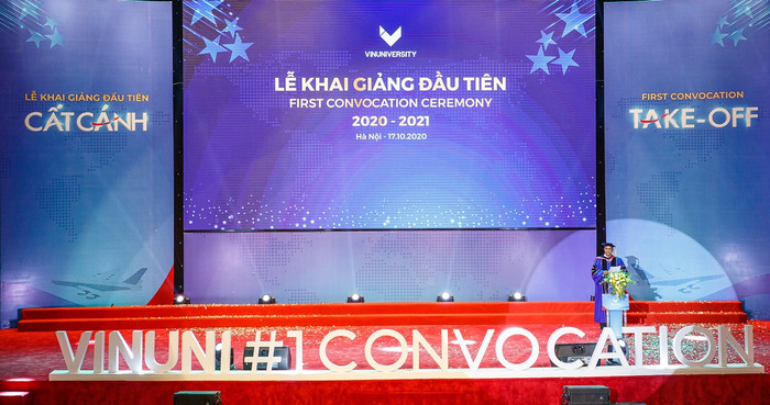 Giáo sư Rohit Verma, Hiệu trưởng nhà trường phát biểu chào đón tân sinh viên khoá 1.