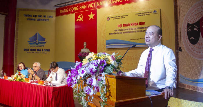 Tiến sĩ Vũ Văn Viện - Trưởng khoa Du lịch, trường Đại học Hạ Long trình bày tham luận. Tiến sĩ Vũ Văn Viện - Trưởng khoa Du lịch, trường Đại học Hạ Long trình bày tham luận.