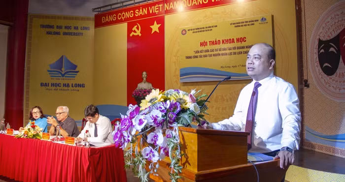 Tiến sĩ Vũ Văn Viện - Trưởng khoa Du lịch, trường Đại học Hạ Long trình bày tham luận.