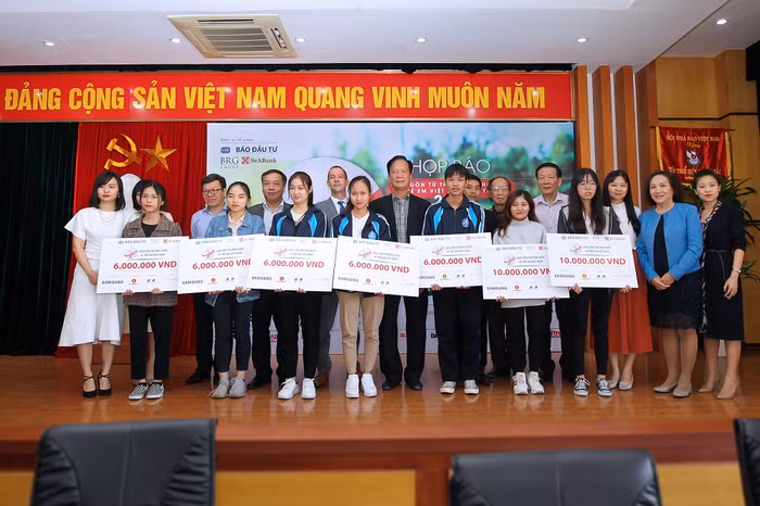 Ban tổ chức trao tặng học bổng cho các bạn sinh viên có hoàn cảnh khó khăn vươn lên đạt thành tích học tập tốt. (Ảnh: Ban tổ chức cung cấp) Ban tổ chức trao tặng học bổng cho các bạn sinh viên có hoàn cảnh khó khăn vươn lên đạt thành tích học tập tốt. (Ảnh: Ban tổ chức cung cấp)