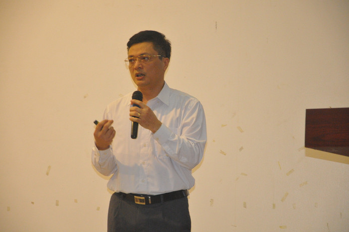 Phó giáo sư, Tiến sĩ Đỗ Anh Tài, Chủ tịch Hội đồng trường Trường Đại học Kinh tế và Quản trị Kinh doanh (Đại học Thái Nguyên) báo cáo tổng quan “Đánh giá tình hình sinh viên tốt nghiệp của Đại học Thái Nguyên và cơ hội việc làm trong 5 năm qua”. Phó giáo sư, Tiến sĩ Đỗ Anh Tài, Chủ tịch Hội đồng trường Trường Đại học Kinh tế và Quản trị Kinh doanh (Đại học Thái Nguyên) báo cáo tổng quan “Đánh giá tình hình sinh viên tốt nghiệp của Đại học Thái Nguyên và cơ hội việc làm trong 5 năm qua”.