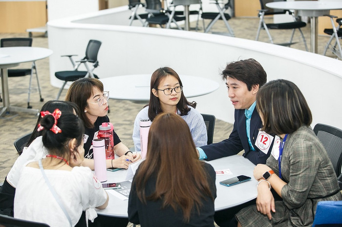 Theo Phó giáo sư, Tiến sĩ Vũ Anh Dũng, Healthy Lifestyle dạy sinh viên cách có một cuộc sống lành mạnh