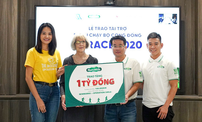 Ông Võ Hoàng Anh - Giám đốc tiếp thị cấp cao NutiMilk trao tặng 1 tỉ đồng cho đại diện hai tổ chức xã hội là Newborns Việt Nam và Operation Smile Ông Võ Hoàng Anh - Giám đốc tiếp thị cấp cao NutiMilk trao tặng 1 tỉ đồng cho đại diện hai tổ chức xã hội là Newborns Việt Nam và Operation Smile