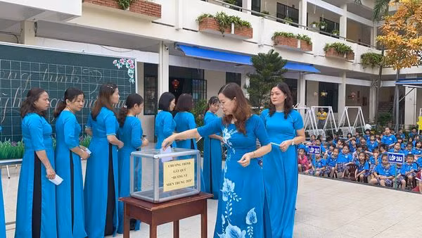 Giáo viên Trường Tiểu học Quang Trung (thành phố Vũng Tàu) nhiệt tình ủng hộ quỹ vì miền Trung thân yêu.