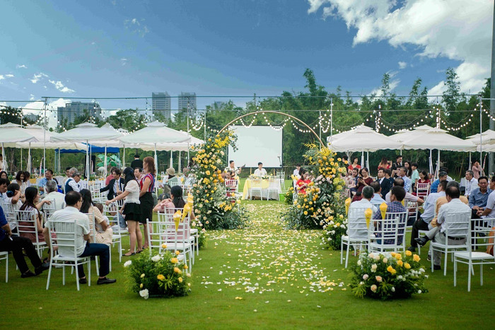 Tone màu vàng – trắng chủ đạo nổi bật trên nền cỏ xanh như đang bước vào một khu vườn cổ tích ngoài đời thực. Tone màu vàng – trắng chủ đạo nổi bật trên nền cỏ xanh như đang bước vào một khu vườn cổ tích ngoài đời thực.