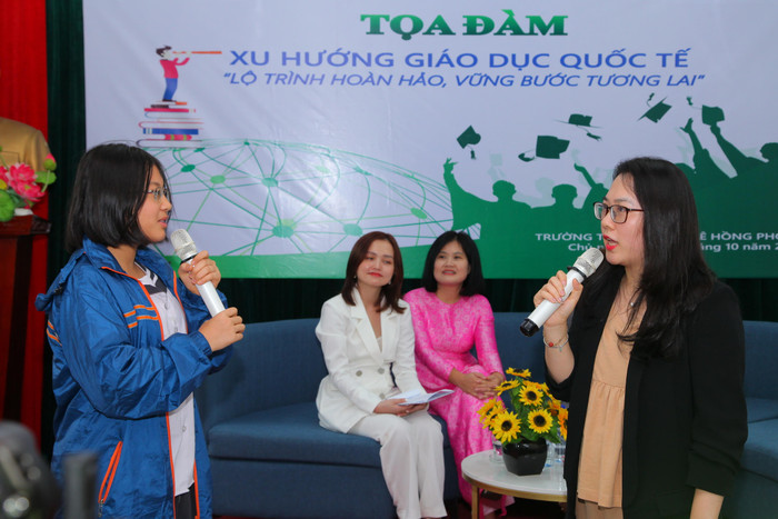 Các em học sinh sôi nổi đặt câu hỏi cho các diễn giả. Các em học sinh sôi nổi đặt câu hỏi cho các diễn giả.