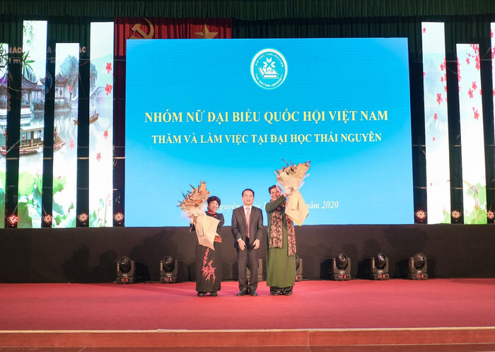 Giáo sư, Tiến sĩ Phạm Hồng Quang – Tỉnh ủy viên, Bí thư Đảng ủy, Chủ tịch Hội đồng, Giám đốc Đại học Thái Nguyên tặng hoa đồng chí Tòng Thị Phóng, Ủy viên Bộ Chính trị, Phó Chủ tịch Thường trực Quốc hội và đồng chí Nguyễn Thúy Anh, Ủy viên Trung ương Đảng, Chủ nhiệm Ủy ban về các vấn đề xã hội của Quốc hội.