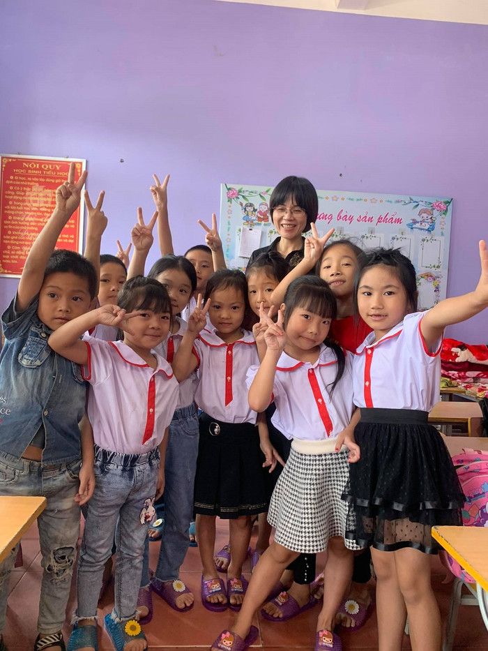 Đã 22 năm gắn bó với những điểm trường sau khi tốt nghiệp đại học, cô Nga nhận thấy rằng, những đứa trẻ nơi đây cũng chính là hình ảnh của mình năm xưa. (Ảnh C.K.A)