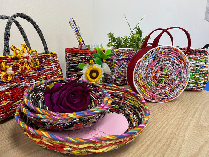 Các sản phẩm do các thành viên Câu lạc bộ Mì Tôm Xanh làm ra. Ảnh: Phạm Minh.