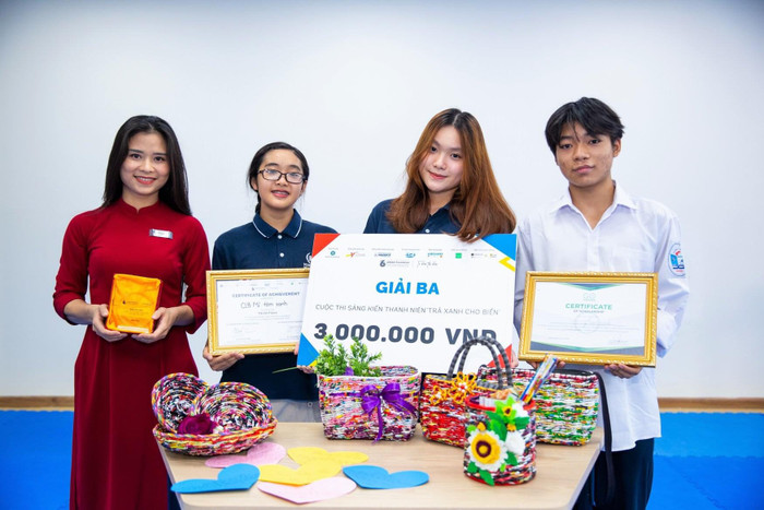 Sáng kiến tái chế vỏ mì tôm của Câu lạc bộ đã xuất sắc giành Giải Ba trong vòng Chung kết cuộc thi Sáng kiến Thanh niên “Trả xanh cho biển” (To blue the blue) do VNMAM và Quỹ ASEAN tổ chức. Ảnh: Nhân vật cung cấp.