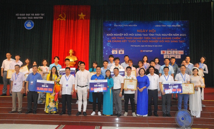 Ban Tổ chức cuộc thi chụp ảnh lưu niệm cùng 16 dự án/ý tưởng xuất sắc. Ban Tổ chức cuộc thi chụp ảnh lưu niệm cùng 16 dự án/ý tưởng xuất sắc.