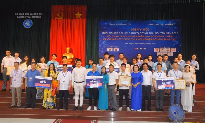 Ban Tổ chức cuộc thi chụp ảnh lưu niệm cùng 16 dự án/ý tưởng xuất sắc. Ban Tổ chức cuộc thi chụp ảnh lưu niệm cùng 16 dự án/ý tưởng xuất sắc.