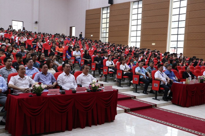 Các đại biểu tham dự chương trình. Các đại biểu tham dự chương trình.