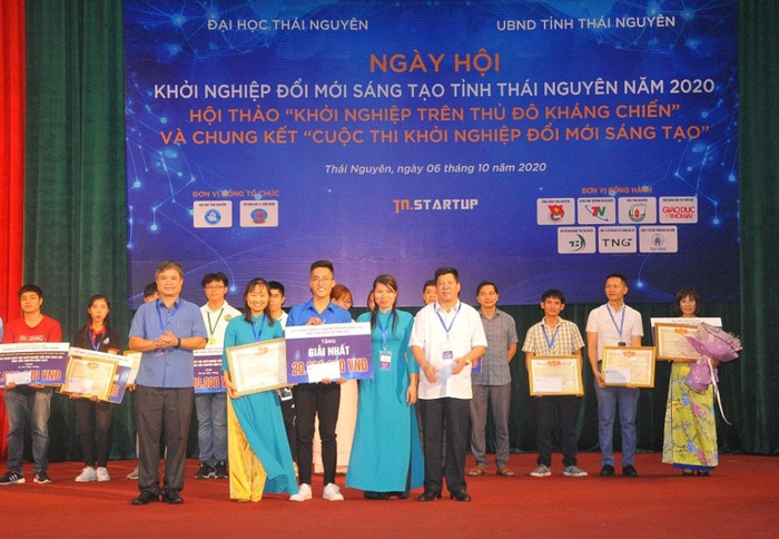 Phó giáo sư, Tiến sĩ Trần Thanh Vân – Phó Giám đốc Đại học Thái Nguyên, Giám đốc Trung tâm Ươm tạo – Khởi nghiệp và Cung ứng nhân lực Đại học Thái Nguyên và Tiến sĩ Phạm Quốc Chính – Giám đốc Sở Khoa học và Công nghệ tỉnh Thái Nguyên trao Giải Nhất cho đội thi xuất sắc nhất. Phó giáo sư, Tiến sĩ Trần Thanh Vân – Phó Giám đốc Đại học Thái Nguyên, Giám đốc Trung tâm Ươm tạo – Khởi nghiệp và Cung ứng nhân lực Đại học Thái Nguyên và Tiến sĩ Phạm Quốc Chính – Giám đốc Sở Khoa học và Công nghệ tỉnh Thái Nguyên trao Giải Nhất cho đội thi xuất sắc nhất.