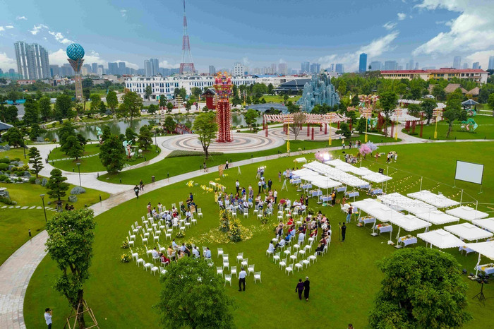 Lễ cưới diễn ra vui vẻ, ấm cúng, khách mời được bố trí ngồi theo hình tròn giúp tăng sự gắn kết. Lễ cưới diễn ra vui vẻ, ấm cúng, khách mời được bố trí ngồi theo hình tròn giúp tăng sự gắn kết.