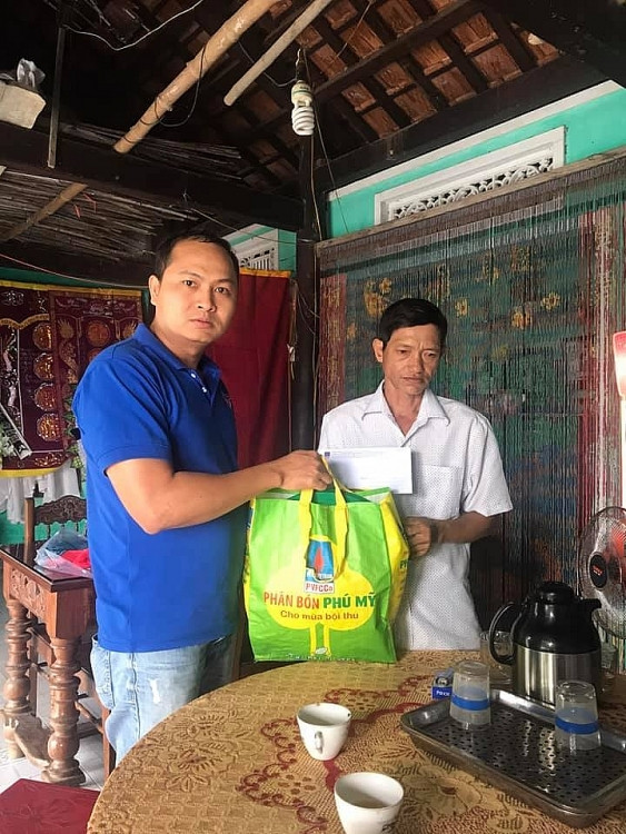 PVFCCo trao quà hỗ trợ cho đồng bào vùng lũ PVFCCo trao quà hỗ trợ cho đồng bào vùng lũ