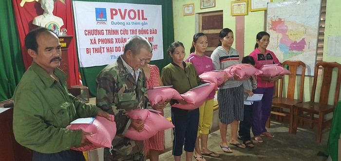 PVOIL mang quà đến với bà con xã Phong Mỹ, huyện Phong Điền, tỉnh Thừa Thiên - Huế. PVOIL mang quà đến với bà con xã Phong Mỹ, huyện Phong Điền, tỉnh Thừa Thiên - Huế.