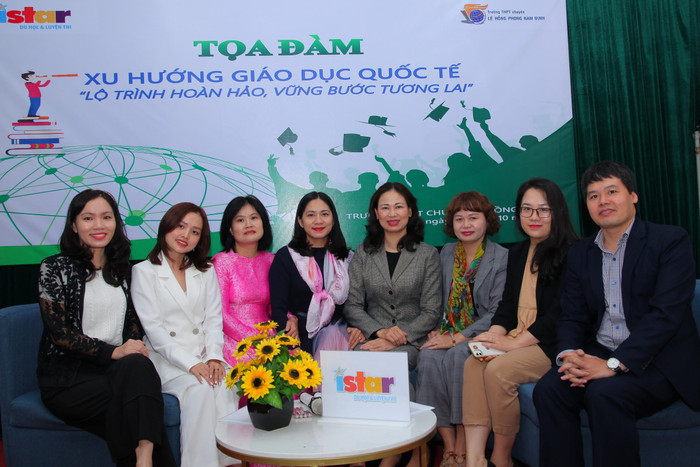 Các diễn giả cùng đại diện nhà trường. Các diễn giả cùng đại diện nhà trường.