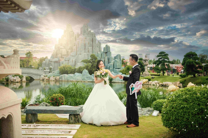 Không mất thêm một buổi chụp hình pre-wedding, cặp đôi đã có ngay những bức ảnh cưới lung linh ngay tại ngày diễn ra buổi lễ với cảnh quan đẹp mắt của thác đá, công viên đèn lồng, rừng tre, hồ cá Koi… tại Vườn Nhật – Vinhomes Smart City. Không mất thêm một buổi chụp hình pre-wedding, cặp đôi đã có ngay những bức ảnh cưới lung linh ngay tại ngày diễn ra buổi lễ với cảnh quan đẹp mắt của thác đá, công viên đèn lồng, rừng tre, hồ cá Koi… tại Vườn Nhật – Vinhomes Smart City.