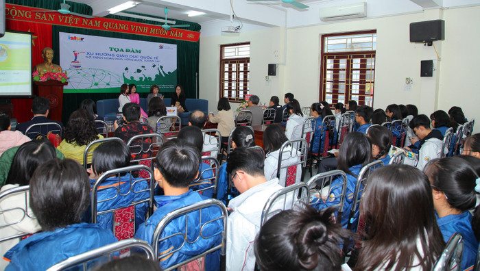 Đông đảo học sinh và phụ huynh dự tọa đàm. Đông đảo học sinh và phụ huynh dự tọa đàm.