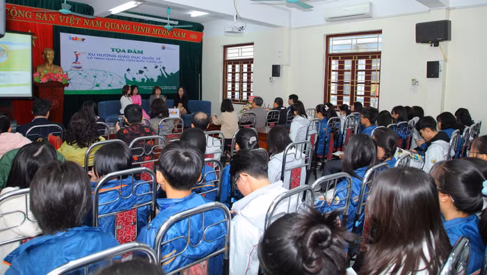 Đông đảo học sinh và phụ huynh dự tọa đàm.