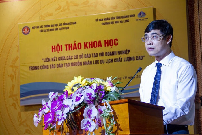 Tiến sĩ Trần Trung Vỹ - Bí thư Đảng ủy, Phó Hiệu trưởng thường trực Trường Đại học Hạ Long phát biểu chào mừng. Tiến sĩ Trần Trung Vỹ - Bí thư Đảng ủy, Phó Hiệu trưởng thường trực Trường Đại học Hạ Long phát biểu chào mừng.
