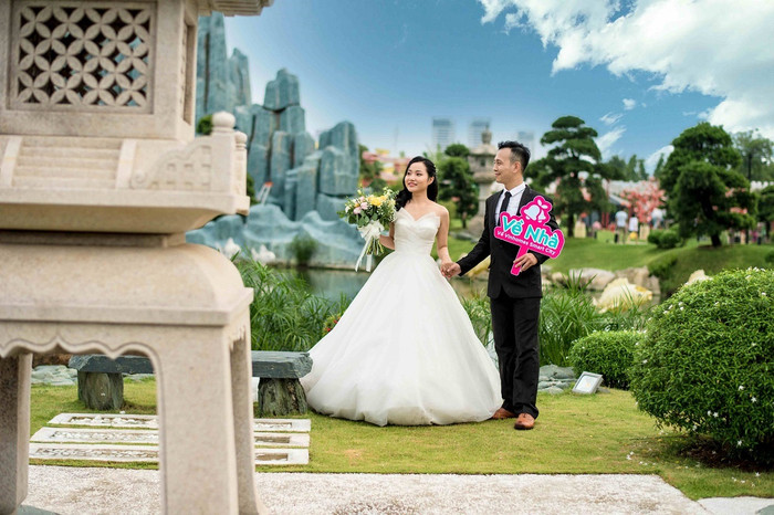 Phụ kiện hashtag với lời ngỏ dễ thương của chú rể: “Về nhà với anh, về với Vinhomes Smart City” Phụ kiện hashtag với lời ngỏ dễ thương của chú rể: “Về nhà với anh, về với Vinhomes Smart City”