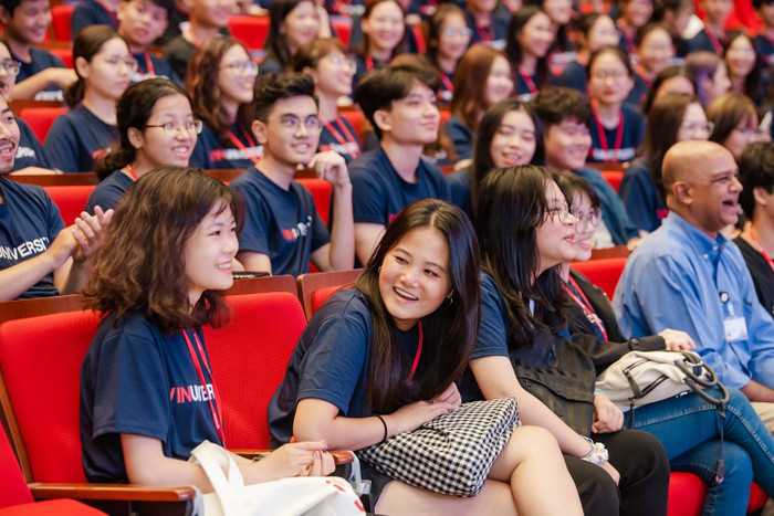Nguyễn Minh Thi cùng các bạn sinh viên trong buổi gặp đầu năm học với ban giám hiệu, giảng viên, cán bộ nhân viên các phòng ban nhà trường Nguyễn Minh Thi cùng các bạn sinh viên trong buổi gặp đầu năm học với ban giám hiệu, giảng viên, cán bộ nhân viên các phòng ban nhà trường